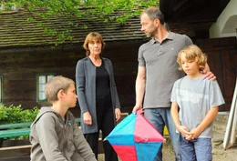 v.li.: Tobias (Enzo Gaier), Franziska (Thekla Carola Wied), Andreas (Simon Hatzl), Ben (Simon Koepp).