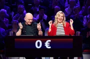 Rateteam-Kapit&auml;n Bernhard Ho&euml;cker (l.) mit Schauspielerin Susan Sideropoulos (r.).