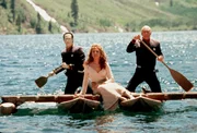 Captain Picard (Patrick Stewart, r.), die Ba'ku-Frau Anji (Donna Murphy) und Lieutenant Commander Data (Brent Spiner, l.) fl&uuml;chten auf einem Flo&szlig; vor dem Angriff der Son'a.