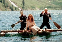 Captain Picard (Patrick Stewart, r.), die Ba'ku-Frau Anji (Donna Murphy) und Lieutenant Commander Data (Brent Spiner, l.) fl&uuml;chten auf einem Flo&szlig; vor dem Angriff der Son'a.