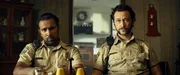 Nachdem der Polizeineuling Will (Himesh Patel, l.) versehentlich eine aufm&uuml;pfige Zivilistin get&ouml;tet hat, vertuschen sein korrupter Partner Terry (Joseph Gordon-Levitt, r.) und er den Vorfall, als sie am Tatort eine gut gef&uuml;llte Geldtasche finden.