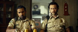 Nachdem der Polizeineuling Will (Himesh Patel, l.) versehentlich eine aufm&uuml;pfige Zivilistin get&ouml;tet hat, vertuschen sein korrupter Partner Terry (Joseph Gordon-Levitt, r.) und er den Vorfall, als sie am Tatort eine gut gef&uuml;llte Geldtasche finden.