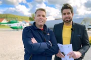 Bei Sven (li.) und Michael (re.) Kanz auf der Schw&auml;bischen Alb gibt es auch Helikopter im Angebot.