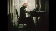 Ingeborg Bachmann am Schreibtisch.