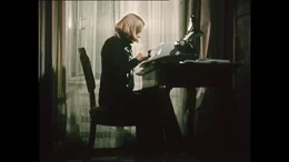 Ingeborg Bachmann am Schreibtisch.