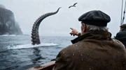Eine Person in einem Boot zeigt auf einen riesigen Tentakel, der im nebligen Meer auftaucht.