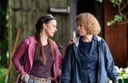Bea (Christiane Brammer, re.) hat Zuflucht in der Waldhütte von Franziska (Tjadke Biallowons) gefunden. Alle machen sich Sorgen. Franziska drängt Bea dazu, die Familie wissen zu lassen, dass es ihr gut geht. Bea (Christiane Brammer, re.) hat Zuflucht in der Waldhütte von Franziska (Tjadke Biallowons) gefunden. Alle machen sich Sorgen. Franziska drängt Bea dazu, die Familie wissen zu lassen, dass es ihr gut geht.