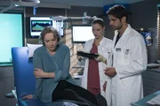 Julia (Mirka Pigulla, M.) und Niklas (Roy Peter Link, r.) sagen Silke Kirschbaum (Claudia Geisler-Bading, l.), dass sie einen Tumor hat, der entfernt werden muss.