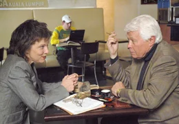 Sogar die kratzb&uuml;rstige Frauenbeauftragte Dr. Raffaela Stolle (Eva Kryll) hat inzwischen einen Narren an ihrem Ex-Kollegen Friedrich (Peter Weck) gefressen.