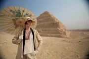 Die &Auml;gyptologin Colleen Darnell steht neben der Stufenpyramide von Djoser. (Windfall Films/Alex Tough)
