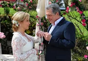 Andr&eacute; (Joachim L&auml;tsch, r.) tr&auml;umt von seiner Hochzeit mit Nicola (Kerstin G&auml;hte, l.).