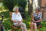 Leonore Pengel ist 91 Jahre alt und lebt in Schernikau, ein kleines Seelendorf in der Altmark. Als ihr Mann verstarb, zog ihre Tochter zu ihr, damit sie in ihrem Familienhaus bleiben kann.