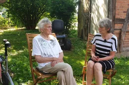 Leonore Pengel ist 91 Jahre alt und lebt in Schernikau, ein kleines Seelendorf in der Altmark. Als ihr Mann verstarb, zog ihre Tochter zu ihr, damit sie in ihrem Familienhaus bleiben kann.