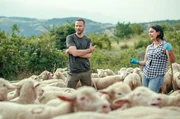 Die italienische Hirtin Marina erkl&auml;rt R&eacute;mi die Besonderheiten einer freilebenden Schafherde &ndash; eine jener authentischen Begegnungen, die unserer Beziehung zu Natur und Tieren eine neue Perspektive geben.