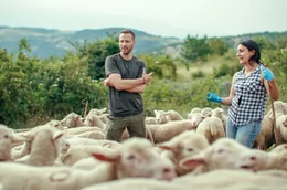 Die italienische Hirtin Marina erkl&auml;rt R&eacute;mi die Besonderheiten einer freilebenden Schafherde &ndash; eine jener authentischen Begegnungen, die unserer Beziehung zu Natur und Tieren eine neue Perspektive geben.