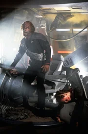 Lieutenant Commander Worf (Michael Dorn) wurde von dem Angriff der Borg &uuml;berrascht.