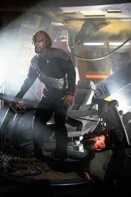 Lieutenant Commander Worf (Michael Dorn) wurde von dem Angriff der Borg &uuml;berrascht.