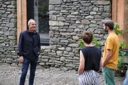 V.l.: Kevin McCloud, Ruth und Rob V.l.: Kevin McCloud, Ruth und Rob