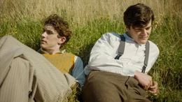 Der junge Schriftsteller Owen James (Fionn O'Shea, links) und sein Freund Philip Fairfax (Robert Aramayo, rechts) reflektieren ihre Beziehung.