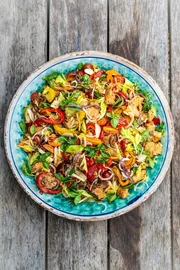 Brotsalat mit geröstetem Paprika. Brotsalat mit geröstetem Paprika.