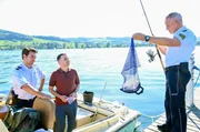 Jakob Frings (Max K&ouml;nig, li.) wartet gespannt auf die Erkl&auml;rung des Schmuckh&auml;ndlers Florian Arlen (Carsten Strauch, M.) zu dem Fund, den sein Kollege Paul Schott (Tim Wilde, r.) soeben aus dem Wasser gefischt hat.
