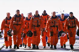 F&uuml;r die vielleicht letzte Mission der Menschheit heuert der Leiter der NASA den weltweit besten Spezialisten f&uuml;r Tief-&Ouml;lbohrungen, Harry S. Stamper (Bruce Willis, M.), samt seinem Expertenteam an.