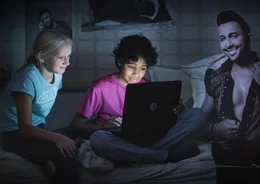 Toni (Annlis Krischke) und Ranji (Shan Robitzky) am Laptop