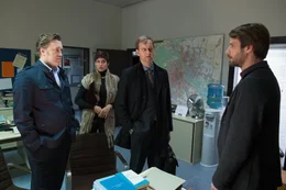 Im Bild: Toni Lorant (Nicholas Ofczarek), Gloria Lorant (Jasmin Gerat), Steve Nash (Alexander Jagsch), Freddy Turek (Dominik Warta).