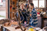 Albert (Alessio Hirschkorn, re.) und Sebastian (Dominik Stricker, li.) finden beim Entr&uuml;mpeln der Tenne ein total verdrecktes und ramponiertes Oldtimerfahrrad. Wie sich herausstellt, birgt der alte Drahtesel ein Geheimnis aus der Jugendzeit von Franz und Heinz.