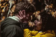 Kiki (Marie Vinck) versucht, ihrem verzweifelten Bruder Tom (Lukas Bulteel) zu vertrauen.