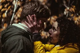 Kiki (Marie Vinck) versucht, ihrem verzweifelten Bruder Tom (Lukas Bulteel) zu vertrauen.