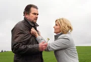 Nicola (Kerstin G&auml;hte, r.) h&auml;lt Hans (Ralph Schicha, l.) vom Selbstmord ab und erf&auml;hrt, dass Theresa wirklich ihre Tochter ist und was damals geschehen ist.