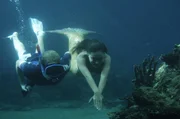 Cleo (Phoebe Tonkin, re.) und Lewis (Angus McLaren, li.) unter Wasser. Sie suchen nach geeigneten K&ouml;dern f&uuml;r Lewis Angel.