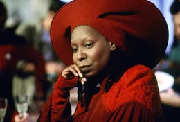 Auch die Journalistin Guinan (Whoopi Goldberg) ist zur Jungfernfahrt der Enterprise NCC-1701-B eingeladen.