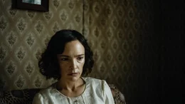 Alice Green (Jodi Balfour) ist ersch&uuml;ttert, als sie vom Tod ihres Ehemannes Charles erf&auml;hrt.
