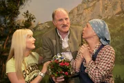 Von links: das Fotomodel Heidi Strunz (Kristina Helfrich), der B&uuml;rgermeister von Aschau Xaver &Ouml;ttl (Bernd Helfrich) und die Sennerin Burgi Summerer (Mona Freiberg).