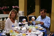 Berthold (G&uuml;nther Mack) liest der Familie einen Brief vor. Es ist die Einladung zu Sonjas Hochzeit. (mit Jutta Speidel)