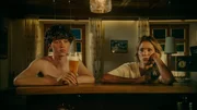 Carlo (Jeremias Meyer, l.) und Gabi (Nina Gn&auml;dig, r.) sitzen entt&auml;uscht an der Theke im B&auml;ren &ndash; beide haben mit ihren Situationships etwas vermasselt.