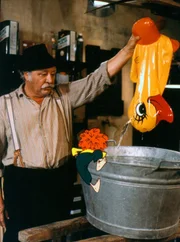 Meister Eder (Gustl Bayrhammer) und sein Pumuckl.