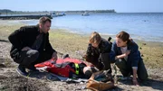 In der Ostsee schwimmt Ren&eacute; K&ouml;bel (Torsten Gehl, 2.v.l.), tot. Der Leiter eines Pannennotdienstes f&uuml;r Schiffe ist keines nat&uuml;rlichen Todes gestorben, da ist sich Dr. Helene Sturbeck (Katharina Blaschke, 2.v.r.) sicher. Doch weitere Spuren kann sie den Hauptkommissaren Karoline Joost (Nike Fuhrmann, r.) und Lars P&ouml;hlmann (Dominic Boeer, l.) leider nicht liefern.