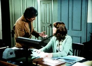 Das Märchen von Hollywood erzählt der Dokumentarfilmer Barry Stone (Henry Darrow, l.) Erin Walton (Mary Beth McDonough, r.), um ihre Unterstützung bei Dreharbeiten in der Fabrik zu erhalten, in der sie arbeitet. Das Märchen von Hollywood erzählt der Dokumentarfilmer Barry Stone (Henry Darrow, l.) Erin Walton (Mary Beth McDonough, r.), um ihre Unterstützung bei Dreharbeiten in der Fabrik zu erhalten, in der sie arbeitet.