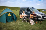 Geld fürs Zelt. Das wollen sich Finn und Jonas erst verdienen. Genauer, für die Übernachtung auf dem Campingplatz Neuharlingersiel. Die Zwillingsbrüder träumen von einer Musikerkarriere. Im Hafen geben sie als Gitarrenduo ein Konzert mit ihren eigenen Liedern. Geld fürs Zelt. Das wollen sich Finn und Jonas erst verdienen. Genauer, für die Übernachtung auf dem Campingplatz Neuharlingersiel. Die Zwillingsbrüder träumen von einer Musikerkarriere. Im Hafen geben sie als Gitarrenduo ein Konzert mit ihren eigenen Liedern.