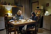 Die wohlerzogene, stille Andrea (Milena Novakovic, re.) lebt mit ihrer extravaganten Mutter (Branka Katic, li.), die aus dem ehemaligen Jugoslawien stammt, in einer l&auml;ndlichen Gegend in Frankreich.