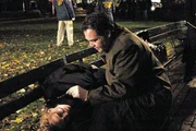 Bex Todman (Pamela J. Gray), eine Silber-Expertin eines Auktionshauses, wird ermordet im Park aufgefunden. Detective Robert Goren (Vincent D'Onofrio) untersucht den Leichnam. Bex Todman (Pamela J. Gray), eine Silber-Expertin eines Auktionshauses, wird ermordet im Park aufgefunden. Detective Robert Goren (Vincent D'Onofrio) untersucht den Leichnam.