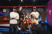 Gast Manuel Lettenbichler (r.) und Hosts Imke Salander und Senad Grosic posieren f&uuml;r ein Foto