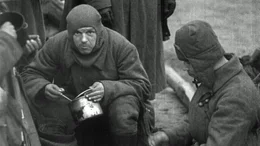 Rotarmist in einer Kampfpause, 1942.