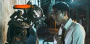 Dem Ingenieur Deon (Dev Patel) steht ein gro&szlig;er Durchbruch bevor. Mit seinem Interesse an der hochentwickelten k&uuml;nstlichen Intelligenz ist es ihm gelungen, einen Roboter zu entwickeln, der die F&auml;higkeit besitzt eigenst&auml;ndig zu denken und zu f&uuml;hlen.