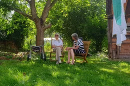 Leonore Pengel ist 91 Jahre alt und lebt in Schernikau, ein kleines Seelendorf in der Altmark. Als ihr Mann verstarb, zog ihre Tochter zu ihr, damit sie in ihrem Familienhaus bleiben kann.