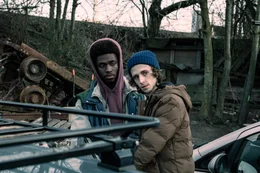 Der Obdachlose Jonas (Willem Herbots, r.) l&auml;sst sich von seinem Dealer Dopie (Frank Onana) an einen gef&auml;hrlichen Ort bringen.