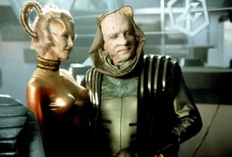 Ahdar Ru'afo (F. Murray Abraham, r.), der Anf&uuml;hrer der Son'a, will heimlich die Bewohner von Ba'ku umsiedeln, um die besonderen Eigenarten des Planeten nutzen zu k&ouml;nnen.
